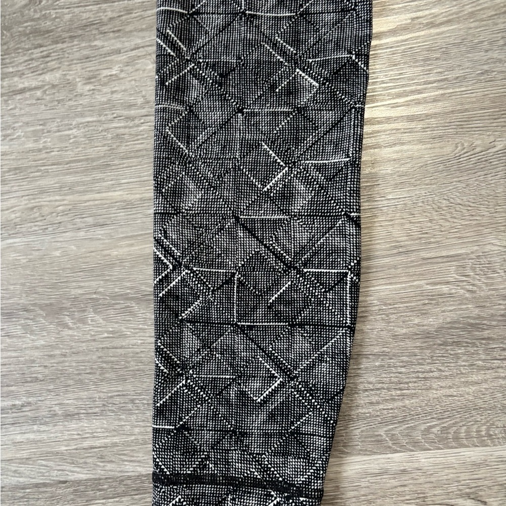 Lululemon Wunder Under Hi-Rise 7/8 Tight (Full-On Luxtreme 25") - Size 6 - Picture 12 of 16